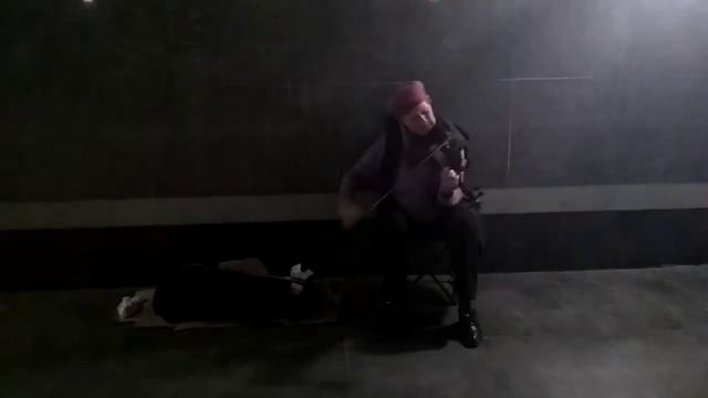 Пожилая скрипачка в подземном переходе