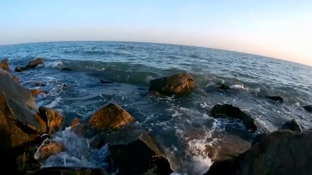 ВОЛНЫ РАЗБИВАЮТСЯ О СКАЛЫ в замедленной съемке FullHD видео на море