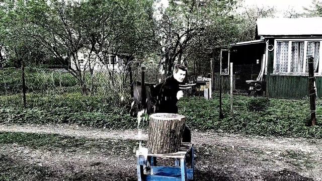 Руки каратиста - оружие. Выдержат кулаки боксёра такое?