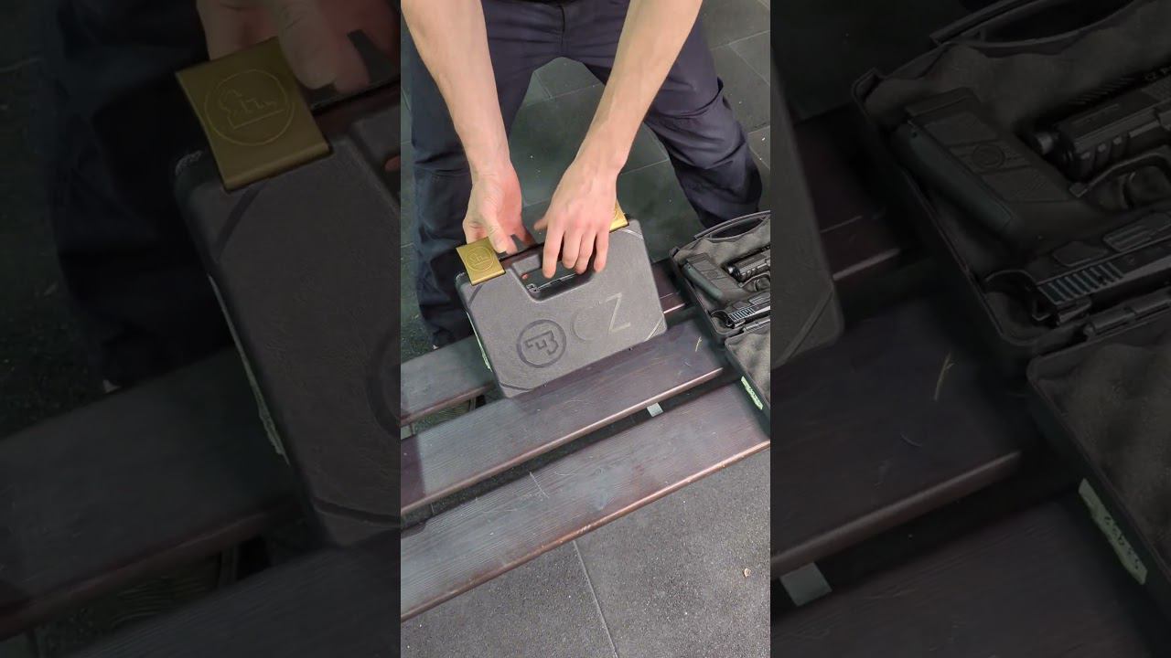 Огнестрельные пистолеты мало кому доступны. Но в тирах они есть. По этому го туда скорее