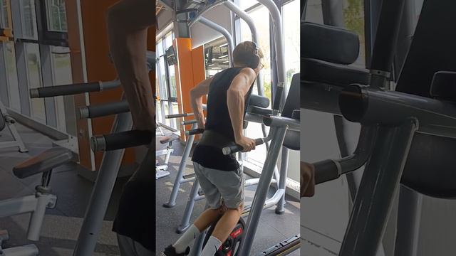 ОТЖИМАНИЯ НА БРУСЬЯХ С ВЕСОМ