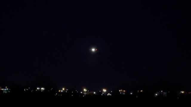 Самолёты заходят на посадку в аэропорт 