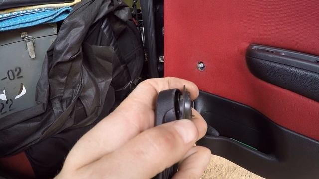 Ремонт дверей: снятие обшивки и замена ручек