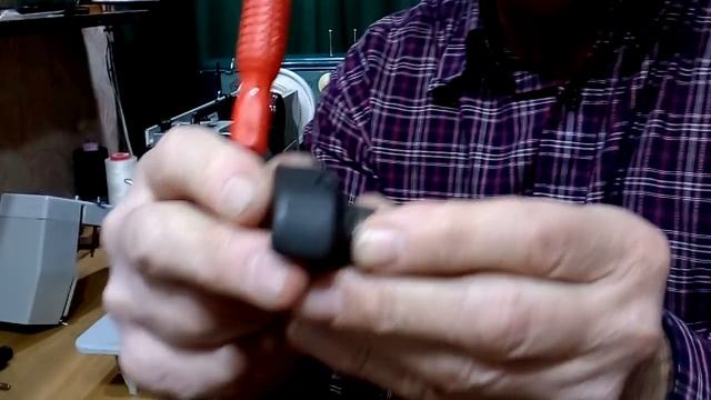 Почему Чайка шьёт назад? Почему прыгает по столу? Почему некрасивая строчка?