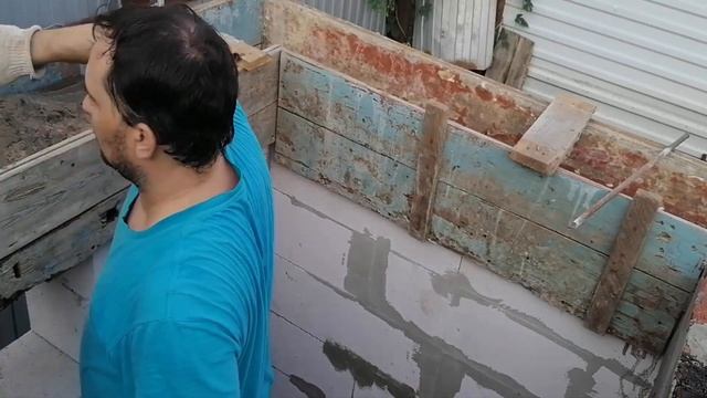Сами строим дом. Поэтапно залили армопояс.  Крутили опалубку на слабые саморезы, и  испытание прошл