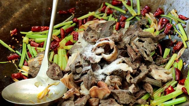 老妈腌黄瓜，会成摘辣椒做干煸猪肺，香辣下饭，老爸算是吃过瘾了【会成一家】