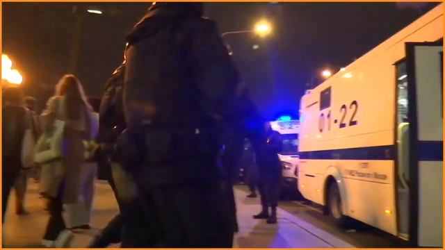 Толпа терпил смотрит , как несколько садистов тянут безоружного человека