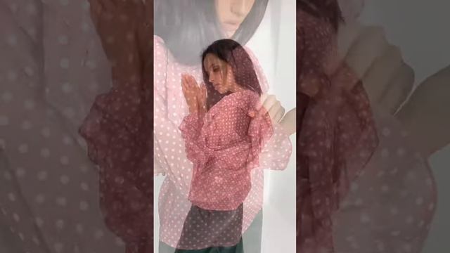 Розовая шифоновая блуза FIBI с рюшами в белый горошек 3035401