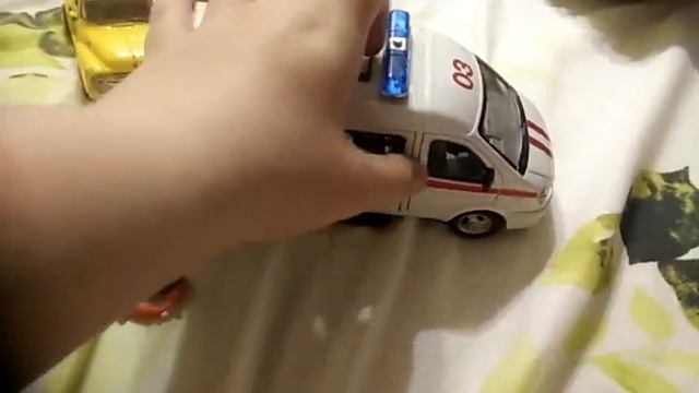 Рома играет перед сном, у бабушки дома