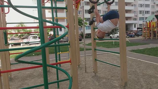 Научился переворачиваться на кольцах