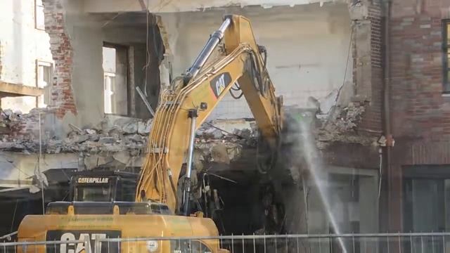 Bagger Caterpillar mit Betonschere zum hämmern