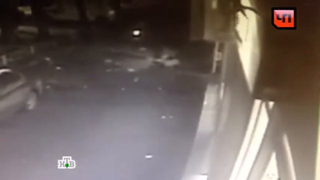 Видео падения с крыши глыбы льда на женщину и 2летнего ребенка