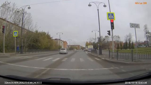 FILE6316 Тобольск ул Октябрьская Форд пролетает на красный