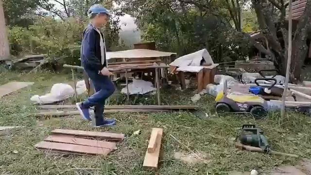 Ваня достраевает мини игровой дом на даче
