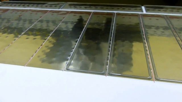 Нанесение клея герметика на вакуумным столе