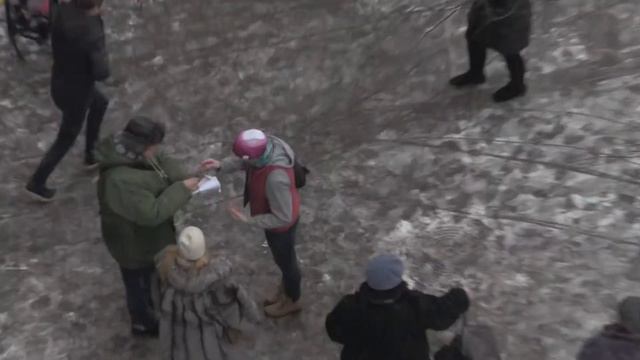 Съемки видеофильма у подъезда.