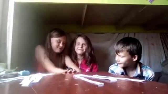 Челендж!! Правда или Действие?       /   Вода Эрики на голову / Земля в волосы/ маникюр мелом /