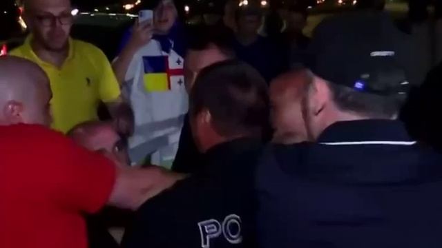 Несколько человек, протестующих в порту Батуми против прибытия круизного лайнера с россиянами