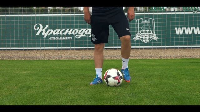 Блок III. Упражнение № 15. Перекат мяча с подкручиванием «подошва-внутренняя» (чередование ног)