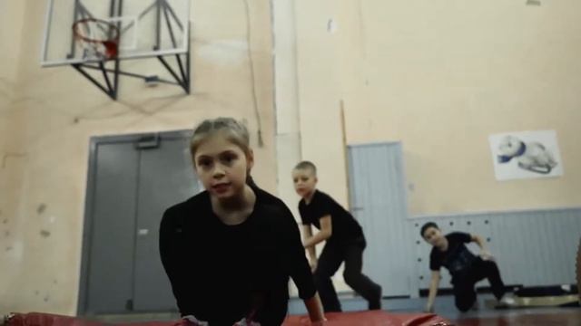 детская группа ушу. кувырки.