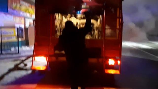 Красноярск, пос Минина, горит магазин строительный.