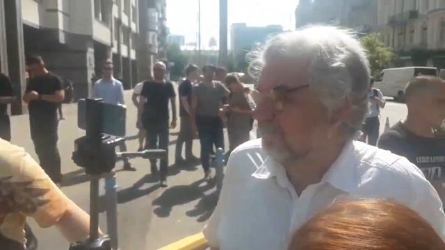 Порохобот гавкает на женщину под конституционным судом. Другой ударил эту женщину