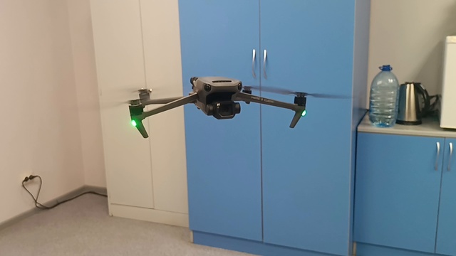 Dji Mavic 3 Classic полёт в помещении.