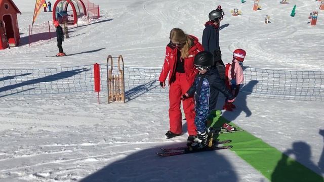 Как поставить ребёнка на горные лыжи?