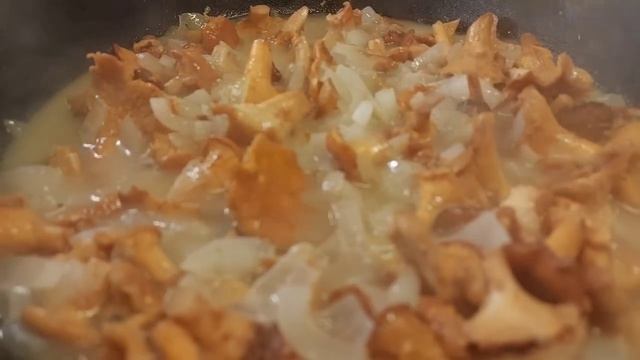 Жаренные лисички с картошкой
