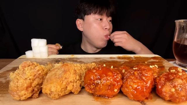 SUB) Bbq 황금올리브치킨 후라이드반, 양념 반 닭다리 먹방 ASMR 맛있는 닭다리만 모아왔어요🍗 치킨은 반반이죠? 바삭한 후라이드치킨과 매콤달콤한 양념치킨🤤