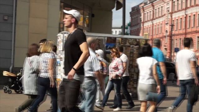 ХОЖУ В ТРУСАХ ПО АРБАТУ / ДЕВУШКИ РЕАГИРУЮТ
