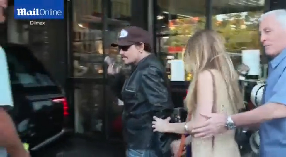 Джонни и Эмбер посетили антикварный магазин в австралийском Голд-Кост.