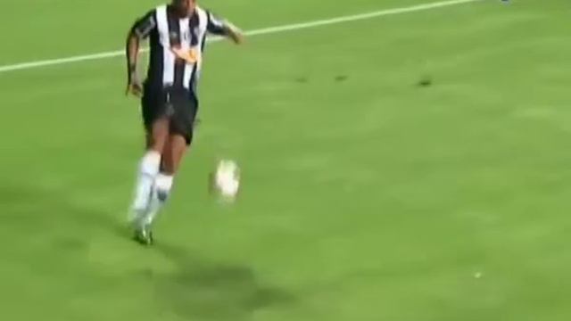 Ronaldinho Passes Jo Scores