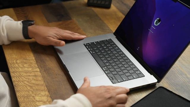 The Andar Helm, The BEST Leather Case For Your MacBook!