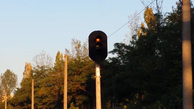 Смена сигналов ж/д светофора с красного на желтый, зелёный присоединился неожиданно.