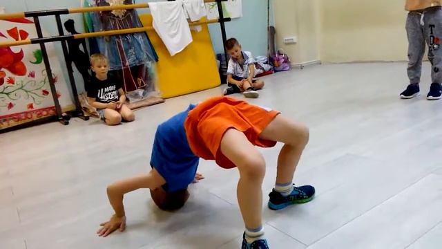 мост на вытянутых руках+на голове