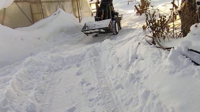 самодельный минипогрузчик чистит снег ковшом и отвалом