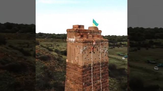 Девушка с первого раза покорила 30-ти метровую опору Красного Моста.