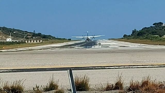 INCREDIBLE! LOW LANDINGS AT SKIATHOS AIRPORT