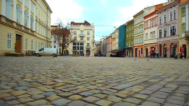Львов.  Площадь Рынок.  Утро.  Малолюдно.