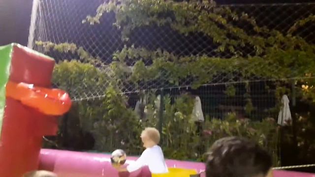 Батутный парк. Дети прыгают на батутах. Trampoline Park. Children Jumping On The Trampoline.