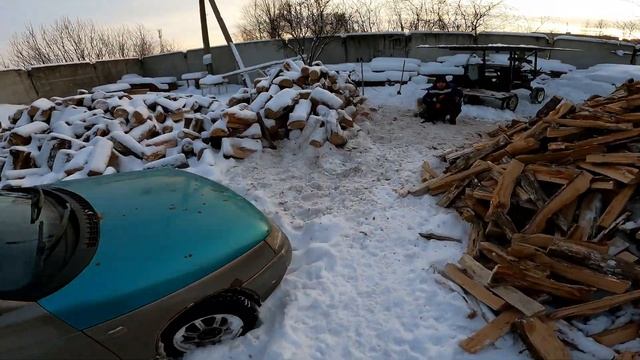 как заработать.Колем дубовые дрова на редукторном  дровоколе 1 часть.