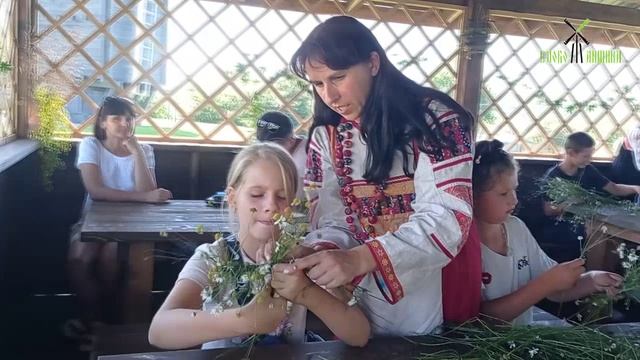 Сегодня ученики Слобожанщины посетили мастер-класс по плетению венков из ромашек