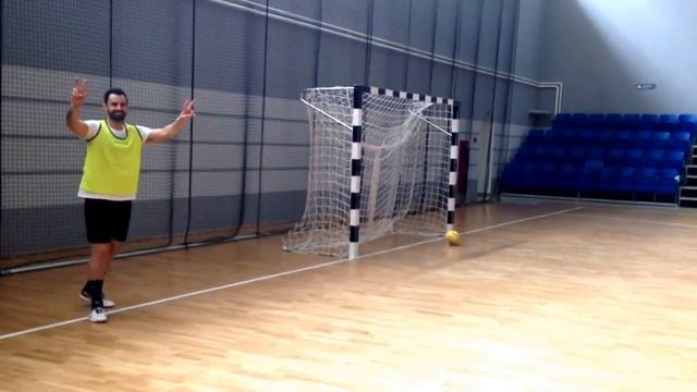 Рони забивает рабоной с отрицательного угла