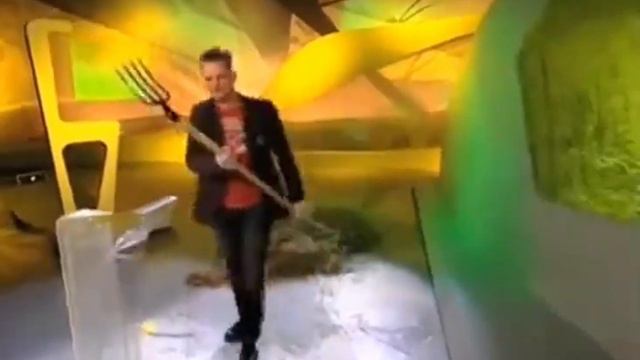 Пушной ломает стойку под It Has Come To This