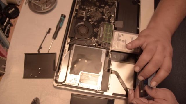 Keeping An Old Mac Book Pro Alive With A SSD Upgrade; Geek Stuff Ep 2