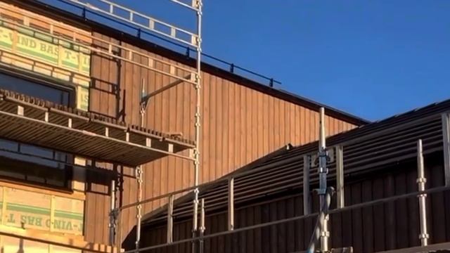 Когда все пошло не по плану, но получилось даже лучше | Фасад из брашированной лиственницы