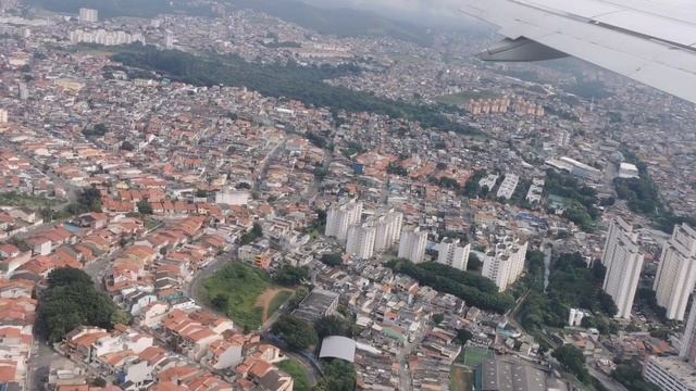 Приземление в аэропорту Сан-Пауло, Бразилия. Летишь над фавелами