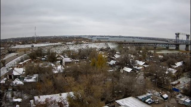 В Астрахани закрыли СТАРЫЙ МОСТ из-за установки высотных рамок от грузовиков.