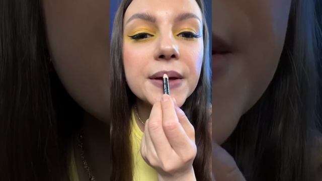 Как сделать ТРЕНДОВЫЕ ГУБЫ 2023. Макияж губ карандашом для бровей #shorts #makeup #trending #2023